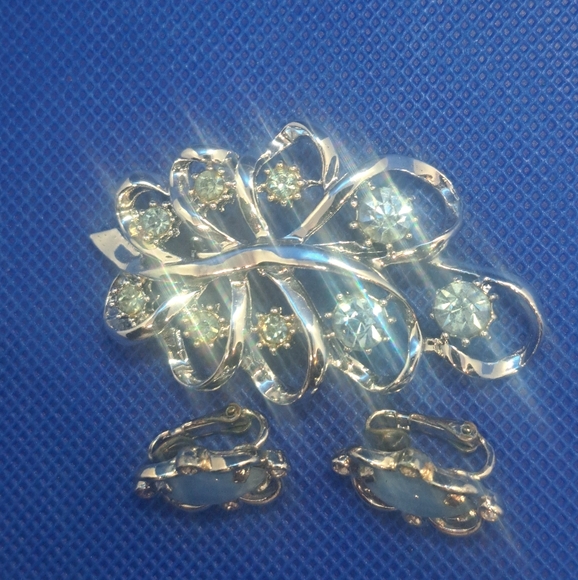 Vintage Silvertone Leaf Brooch Pin with Clear & Blue Rhinestones & Clip On Set - Picture 6 of 6
